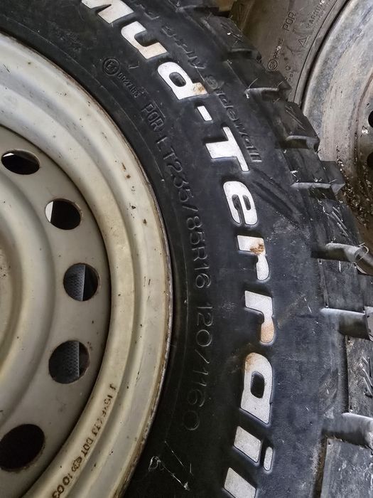 Anvelope BFGoodrich Mud-Terrain 235/85 R16 cu jante – stare impecabilă