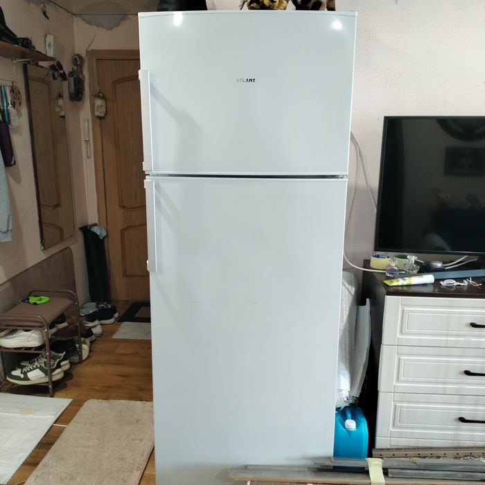 Продам очень вместительный холодильник Атлант