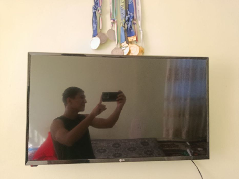 Телевизор LG 32 .