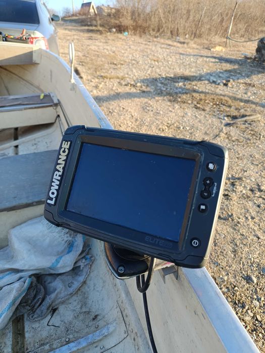 Barca cu motor si sonar