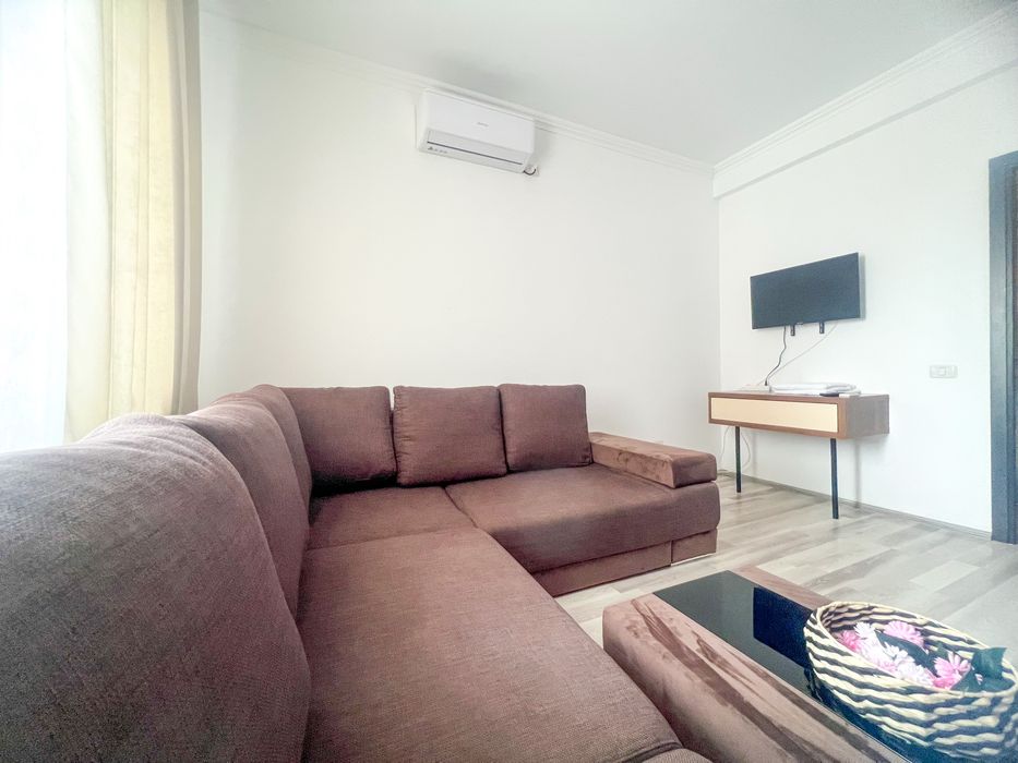 Inchiriez apartament pe termn mediu/lung disponibil in luna Septembrie.