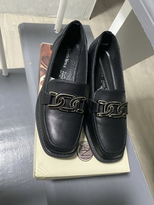 Женские черные лоферы 37 размера