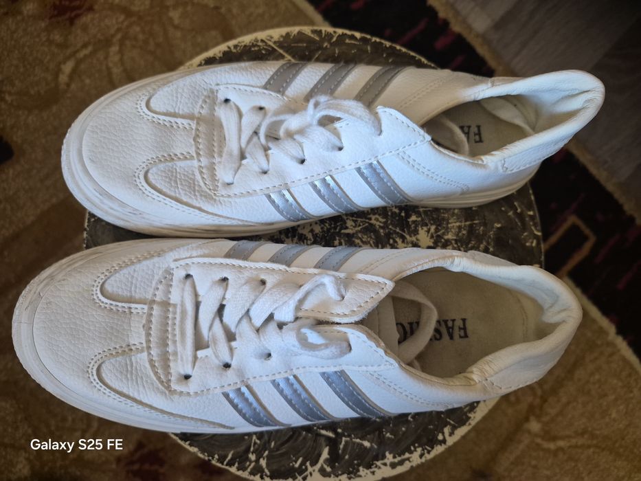 Белые красовки .