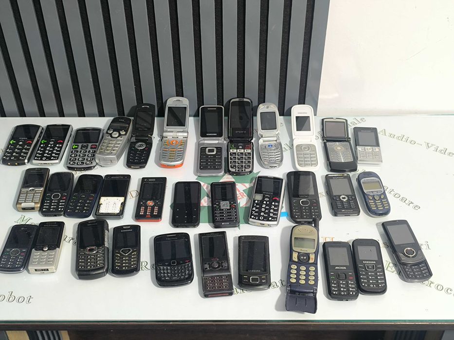 Lot Telefoane Mobile Diverse - 34 Bucăți LOT10