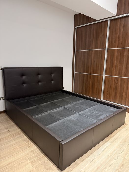 Pat matrimonial tapițat maro + ladă depozitare + somieră metalică