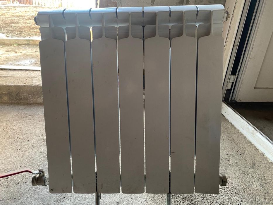 Радиаторы, домкраты, лестницы