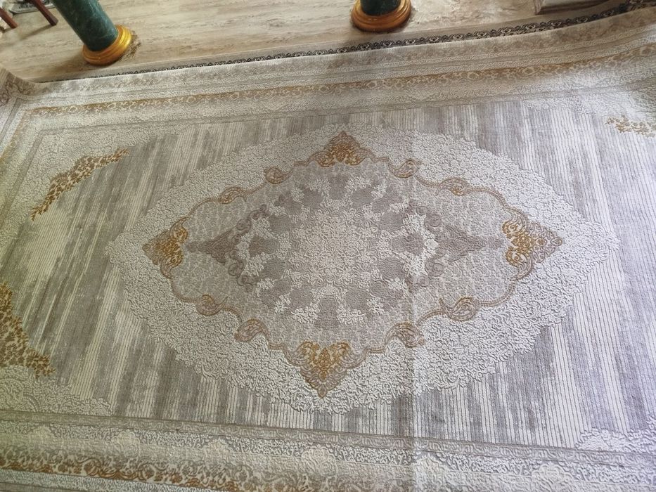 Turkiya gilami. 2.5x4.5 oʻlchamda. Xolati yangi. Narxi: 2.5 mln.
