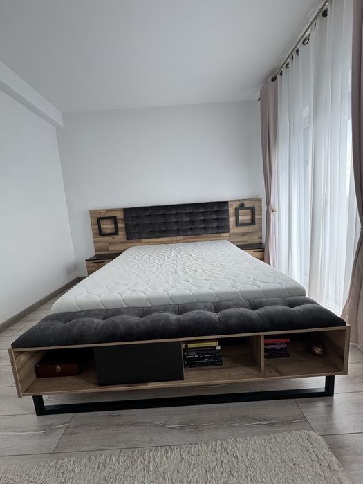 Pat 160x200 cu noptiere incluse și tăblie+canapea tapițate