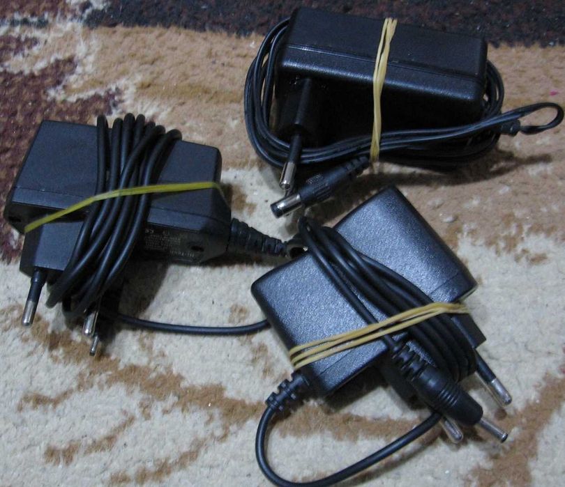 Три броя зарядни адаптери 5 волта 12 волта