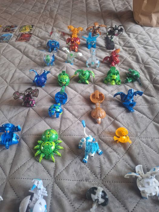 Vand figurine bakugan 30 lei bucata