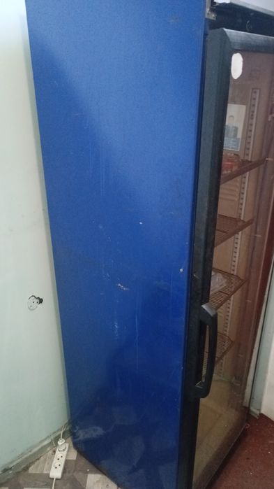 Продается витринный холодильник