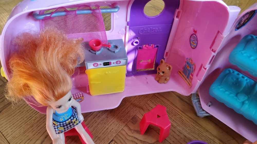 Манекен barbie + Краваната на Челси и  вила за домашни любимци BARBIE