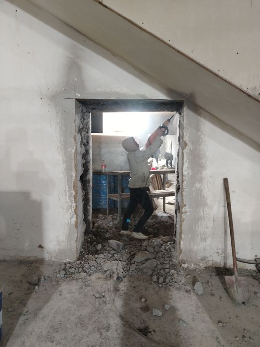 Алмазная резка по бетону и так же алмазная бурения и отбойные-молотки