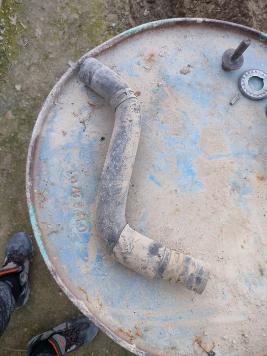 Шкиф на мазда кронс. потрубка радиатора