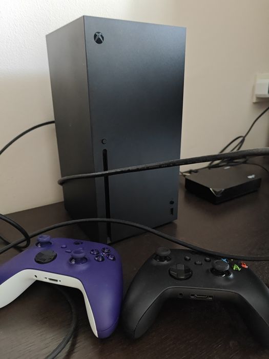 Xbox series x 1 tb + 2 контроллера