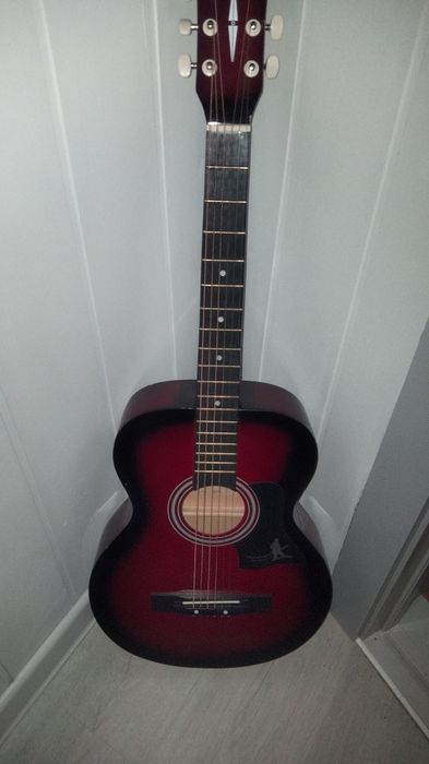 Продаю  гитару .
