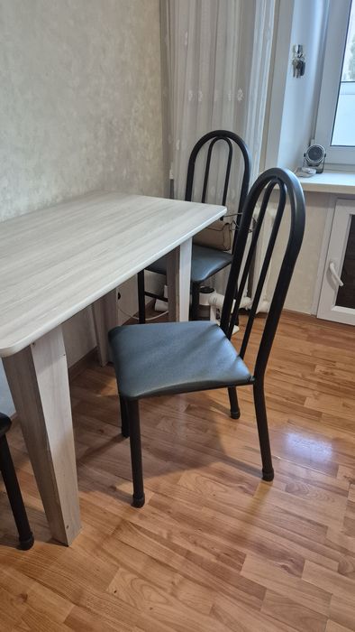 Продам стол и стулья