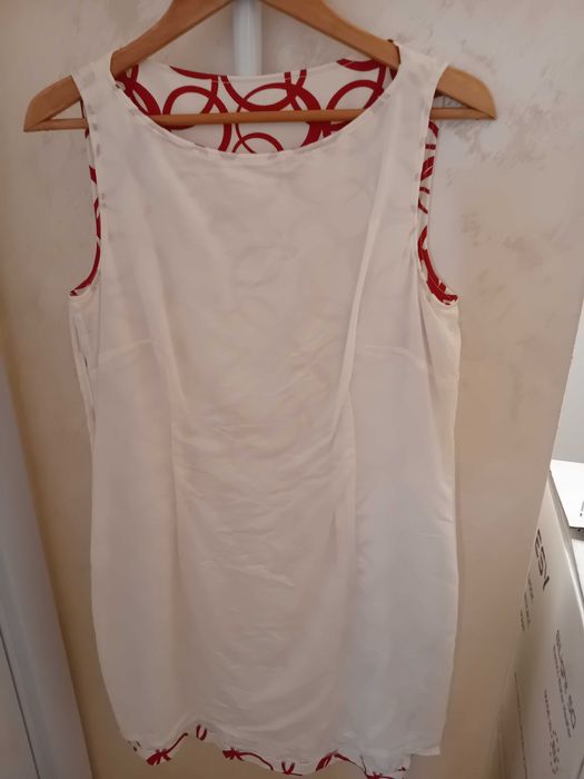 Права рокля без ръкав в бяло и червено