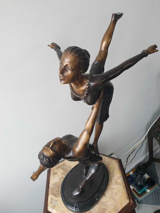 Голяма бронзова скулптура/фигура/статуетка върху мрамор