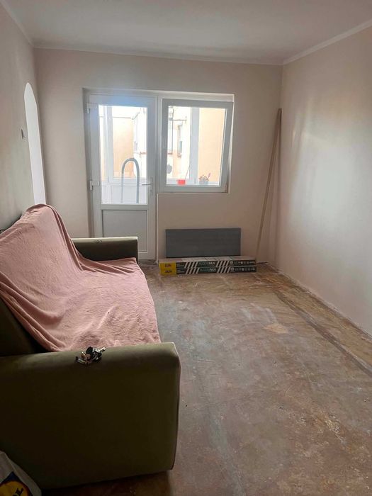 Vand garsoniera,confort 1,compusa din hol, baie, camera ,bucatarie si balcon izolat si inchis cu termopan ,etaj 4 ,str. Poetului, partial renovata,