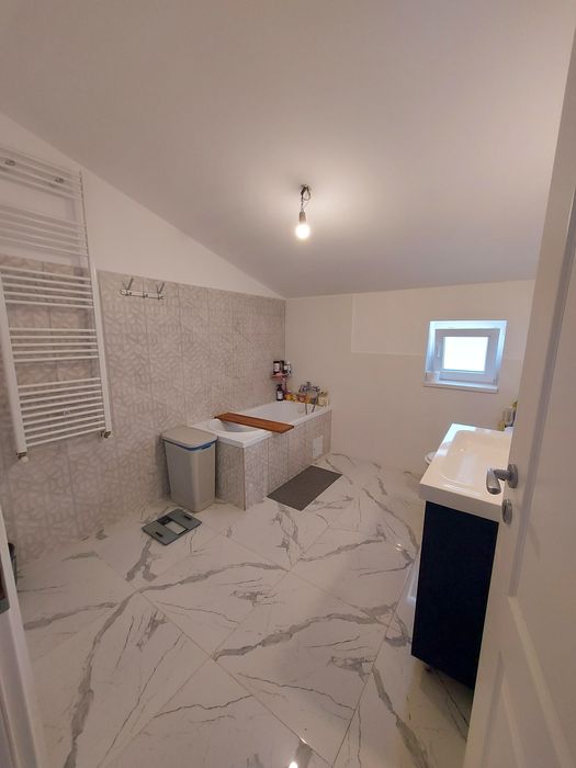 Casa moderna, spatioasa, ideala pentru familie numeroasa.