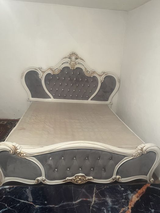 Двуспальная кровать