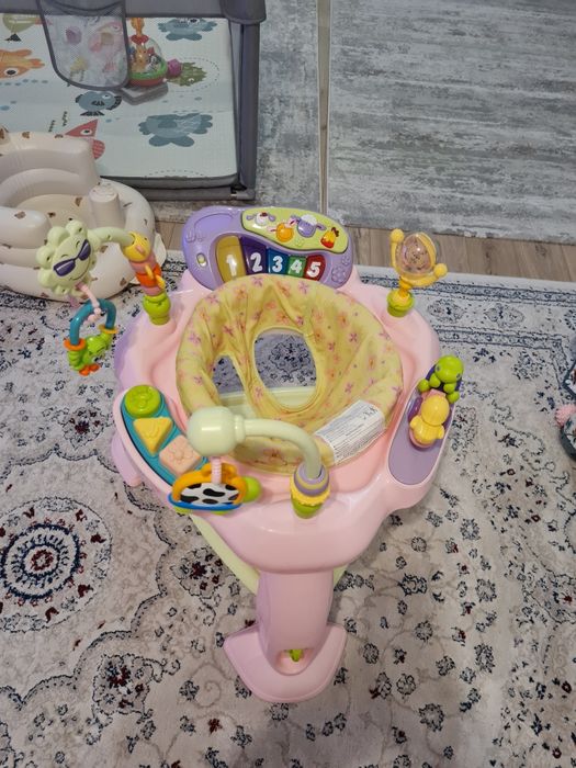 Centru de activități pentru bebeluși cu trambulina și jucării