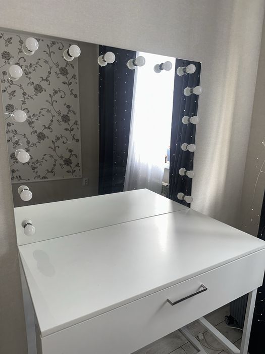 Столик для макияжа