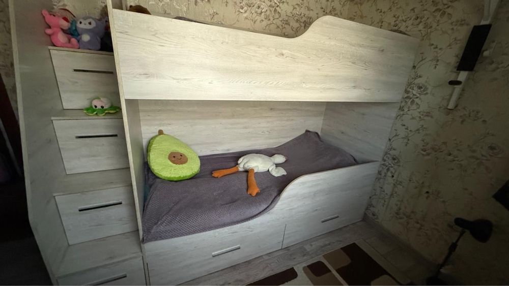 Двухъярусная кровать с полочками