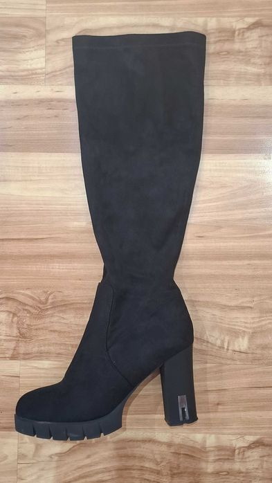 Дълги велурени боти с дебел ток