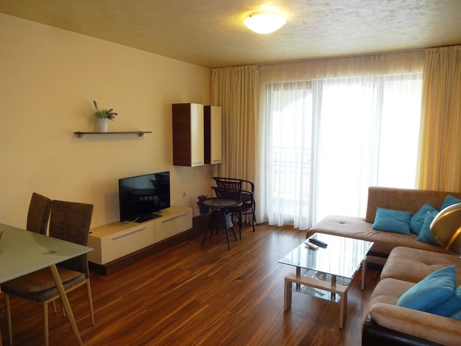 Дава се под наем Двустаен апартамент в к.к. Св.Св. Константин и Елена - 75 кв.м за 700 € - Снимка #2