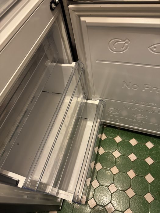 Frigider Samsung model RB33B612ESA