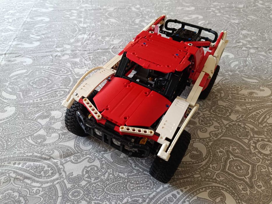 Model din piese Lego baja-truck asamblat