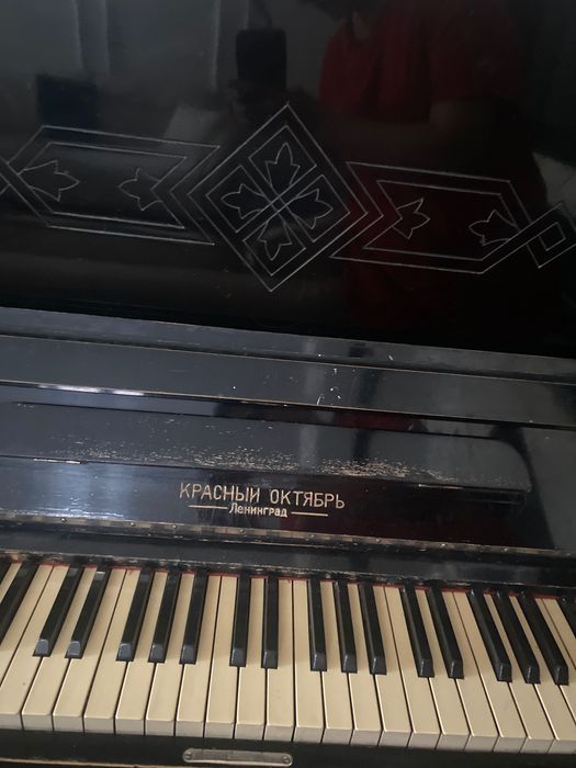 Пианино Красный октябрь