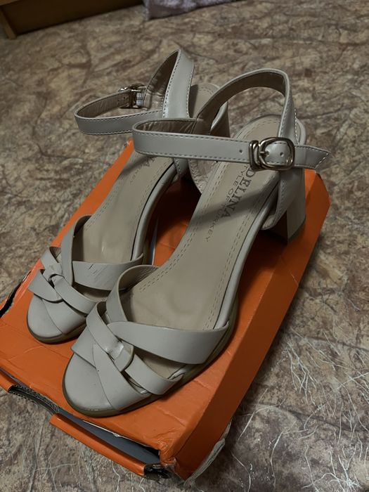 Продам бежевые босоножки