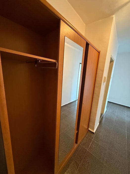 Гардероб с огледало и чекмеджета за антре