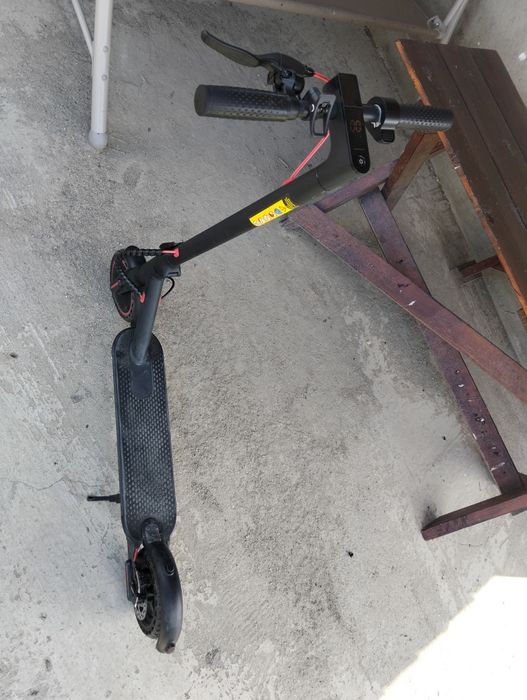 Vând trotinetă electrică Hecht  perfect funcțională, preț 1300 lei negociabil.