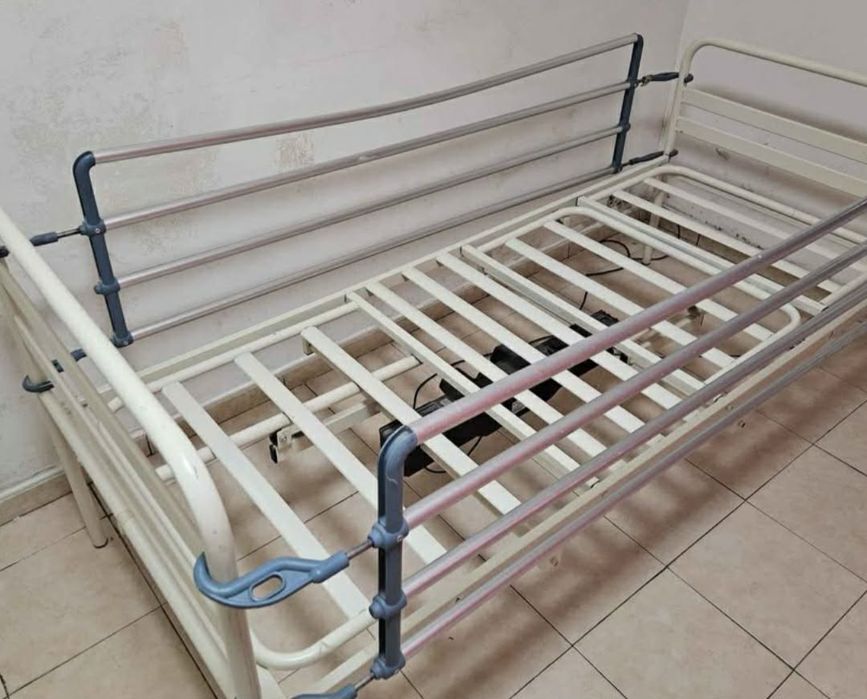 Vând pat pentru persoane  cu dizabilități