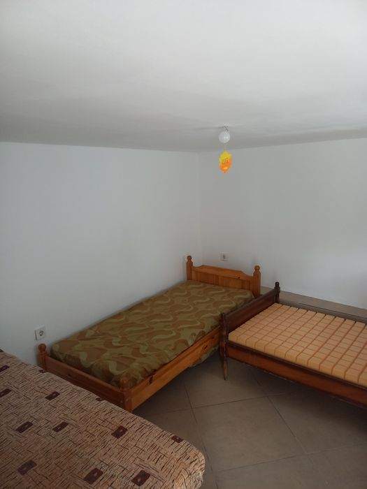 Самостоятелна къща под наем с.Браниполе. 

Състои се от 3 ста