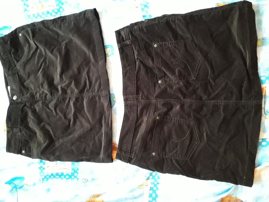 Две еднакви черни дънкови поли