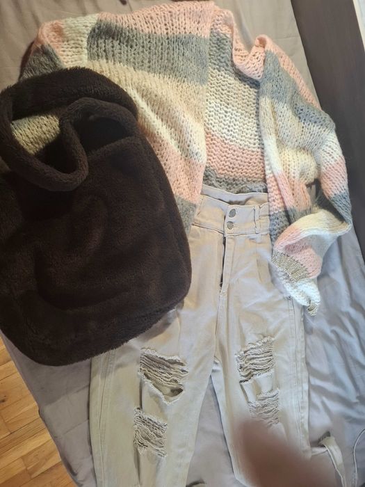 Дънки, жилетка и чанта