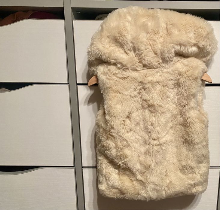 Vesta blana artificiala marime 18/24 luni
