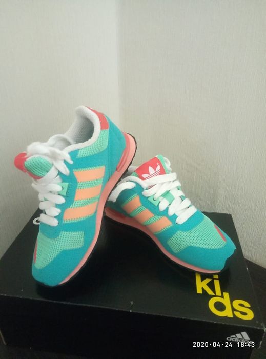 Продаю кроссовки на девочку 28 размера