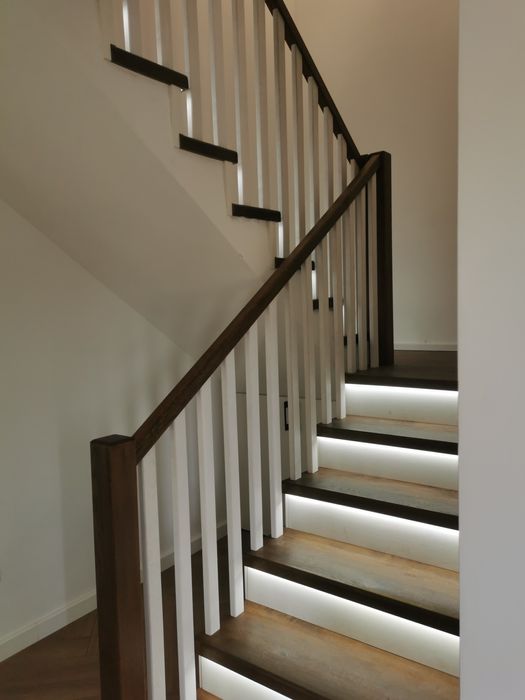 Scări de lemn masiv cu lamela continuă