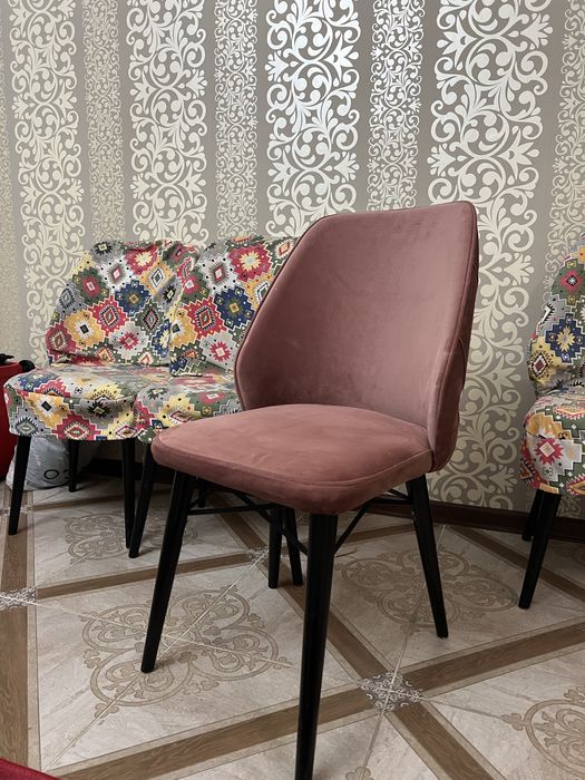 Стол и стулья