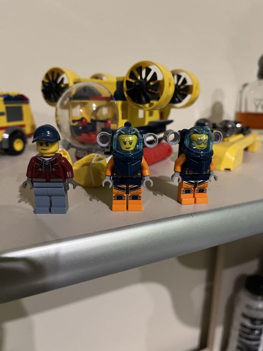 Vând 3 seturi vechi lego city în stare perfectă