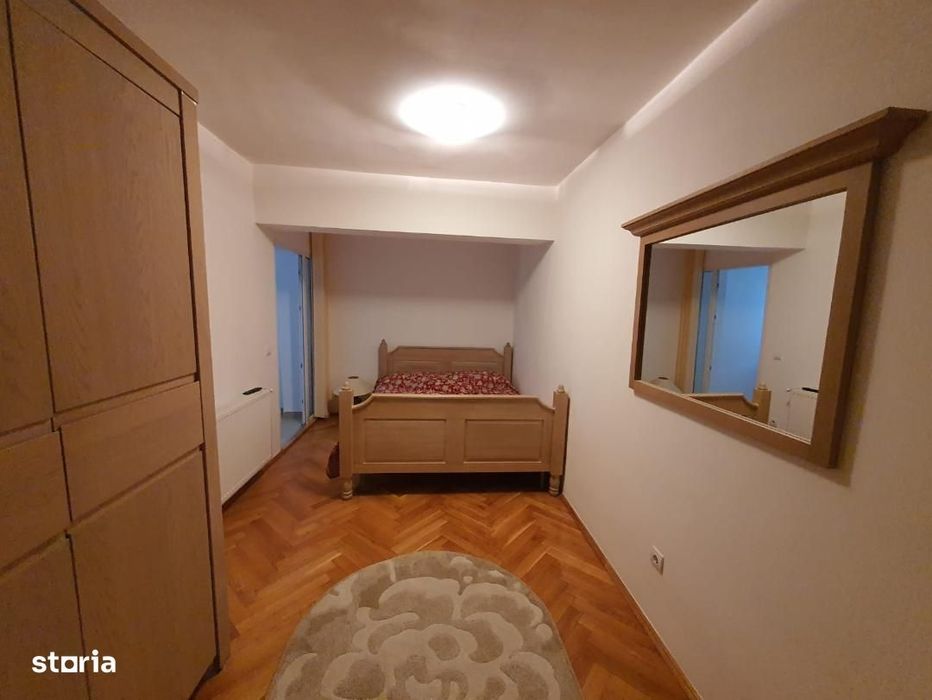 De vanzare Apartament 4 camere cu scara interioara, zona Centru.