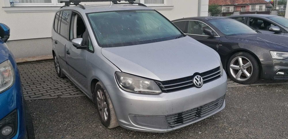 Dezmembrez Volkswagen Touran 1.6 d 2010