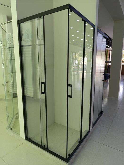 Душевые кабинки и стеклянные раздвежные двери. Любых размеров.