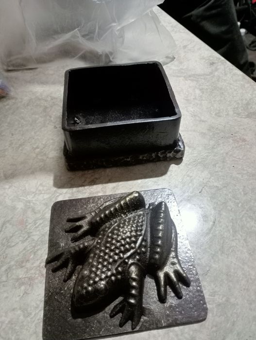 Пепельница из металла